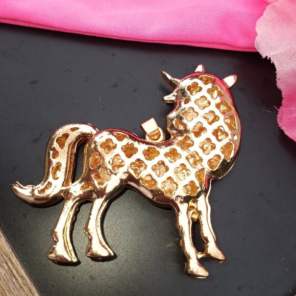 Betsey Johnson unicorn pendant - Picture 2 of 5